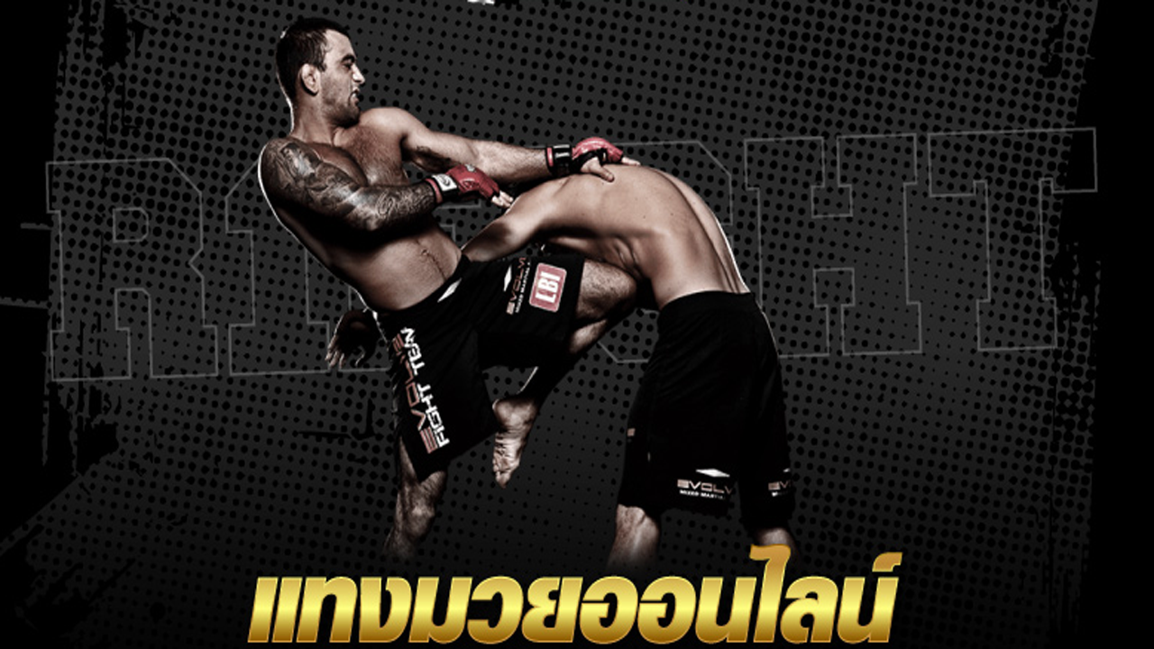 นักมวยไทยกำลังแลกหมัดบนเวทีต่อหน้าผู้ชม