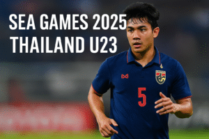 ภาพนักเตะทีมชาติไทย U23 ในชุดสีน้ำเงิน กำลังวิ่งในสนาม พร้อมข้อความ SEA GAMES 2025 THAILAND U23 ด้านซ้ายของภาพ